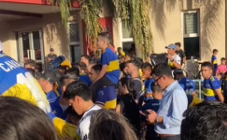 Los hinchas de Boca recibieron al plantel en Córdoba.