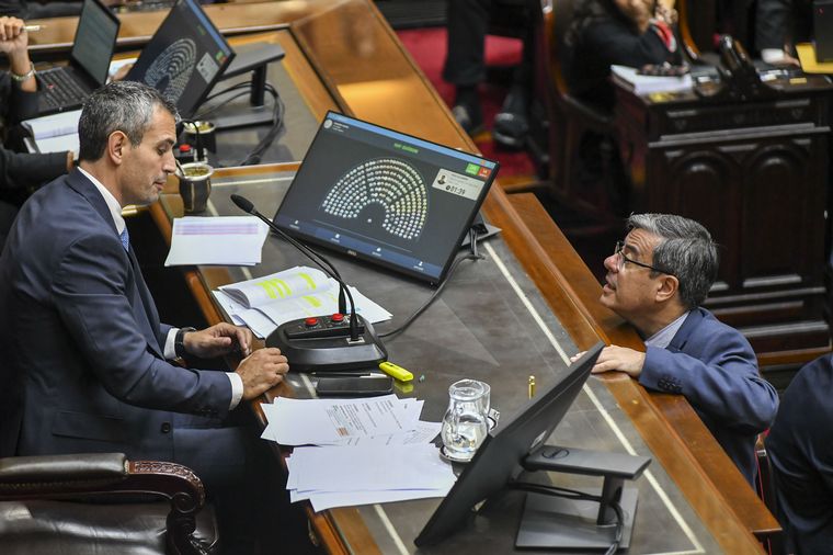 FOTO: Martín Menem, presidente de la Cámara, habla con Germán Martínez, de UxP.