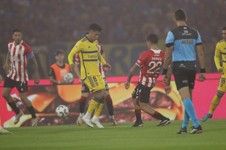 Boca y Estudiantes se enfrentan en el Kempes. 
