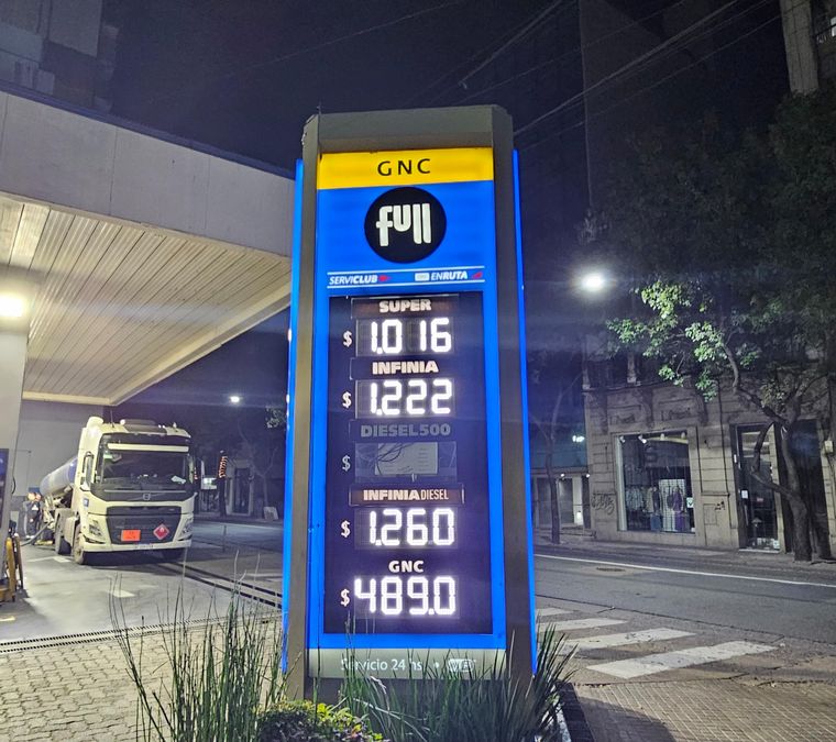 Pizarra con precios de YPF en Rosario.