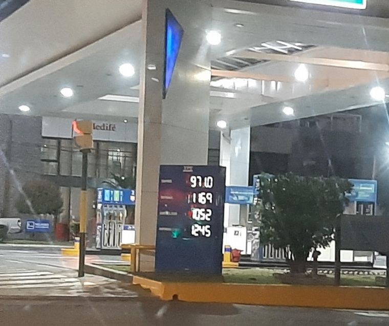 Pizarra con precios de YPF en Salta.
