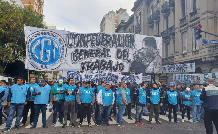 FOTO: Marcha de la CGT y sectores de izquierda en Buenos Aires. (Orlando Morales/Cadena 3)