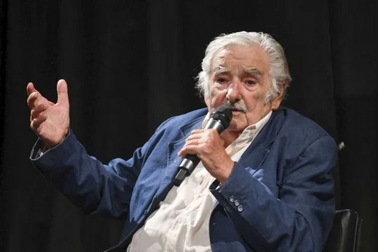 FOTO: Mujica confirmó que su enfermedad está controlada y se tratará en su país