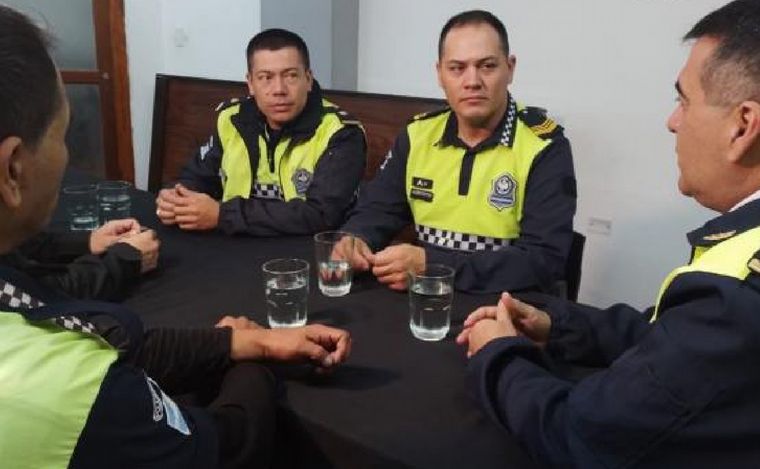 Los policías que llevaron a la mujer embaraza al hospital. (Foto: Gobierno Tucumán)