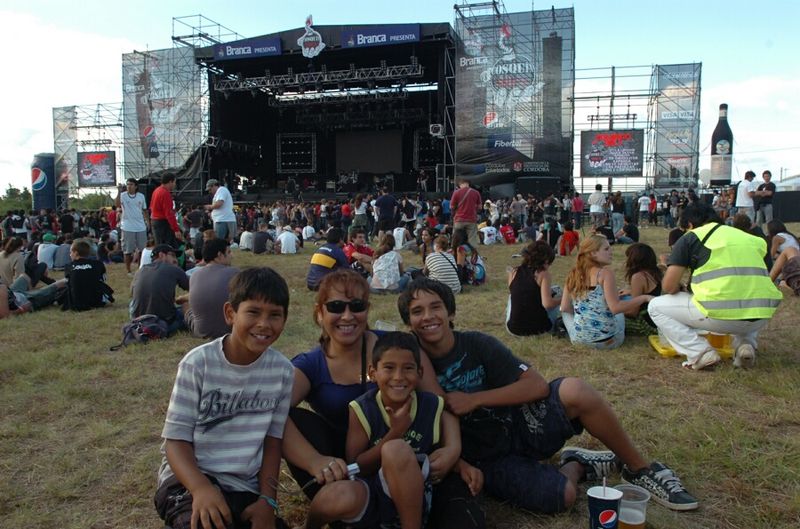 Una multitud de jóvenes disfrutó de un día soleado y rockero.