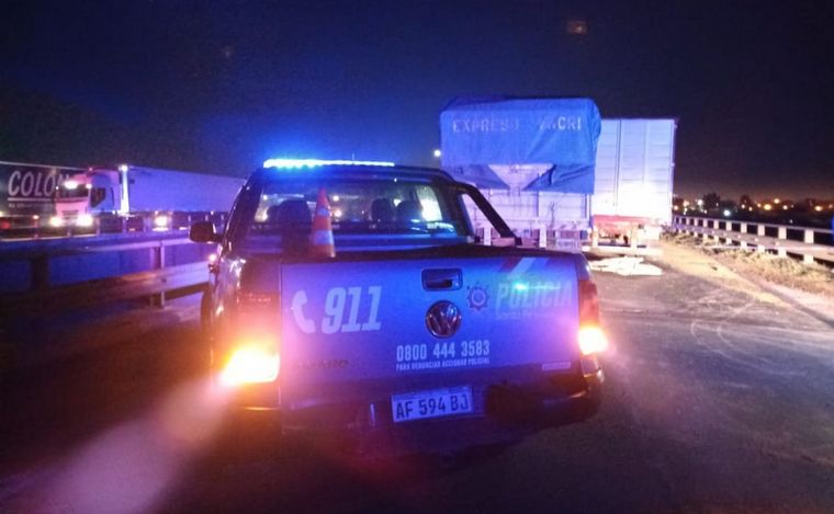 FOTO: Choque, intento de robo, disparos y demoras en la autopista Rosario-Buenos Aires.