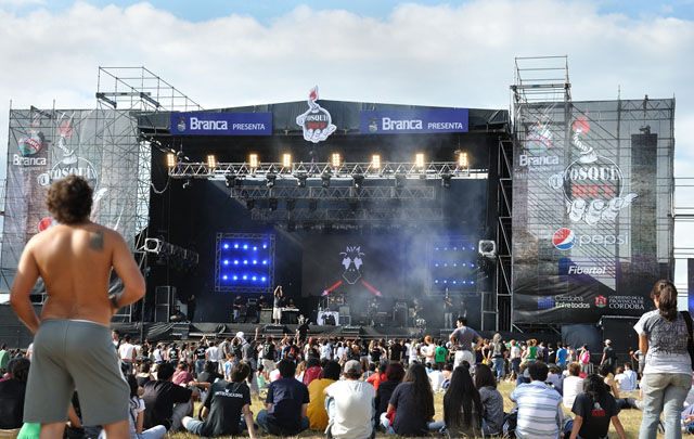 Una multitud de jóvenes disfrutó de un día soleado y rockero.