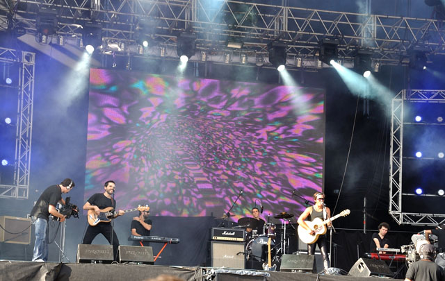 Emmanuel Horviller comenzo a calentar al publico.