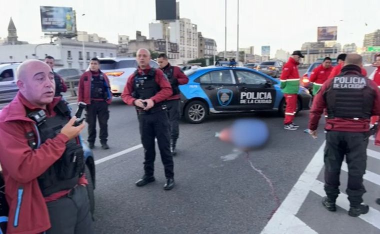 Policía de CABA en la autopista 9 de julio Sur, el lugar del siniestro.