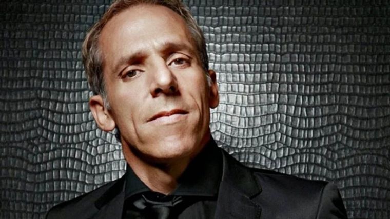 Con la ayuda desinteresada de algunos amigos y sin auxilio estatal hizo una película.