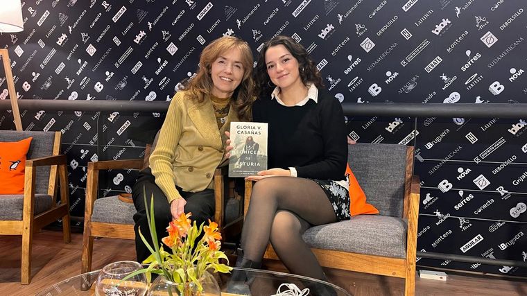 FOTO: De qué trata la nueva novela de Gloria Casañas, presentada en la Feria del Libro