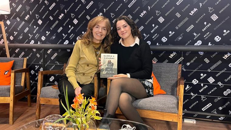 De qué trata la nueva novela de Gloria Casañas, presentada en la Feria del Libro
