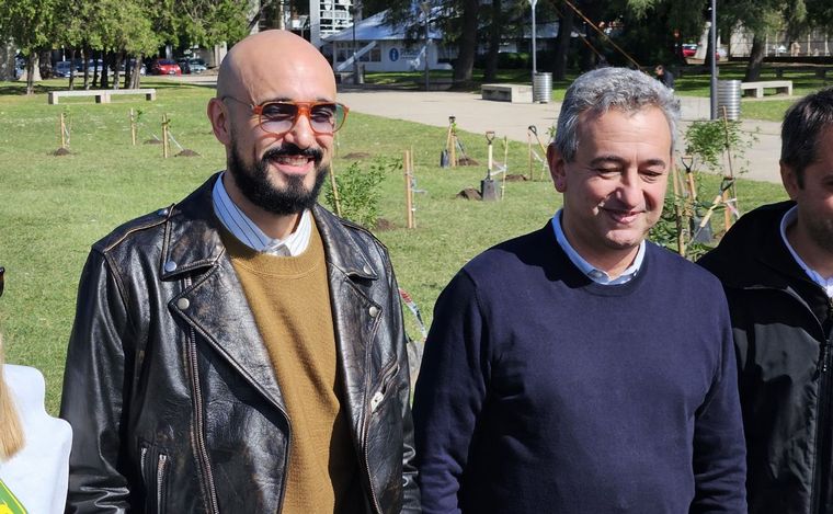 El artista Abel Pintos junto al intendente Pablo Javkin en la siembra de árboles. 