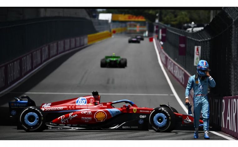 FOTO: En sus primeras vueltas de ensayo, Leclerc quedó atravesado y sacó la bandera roja