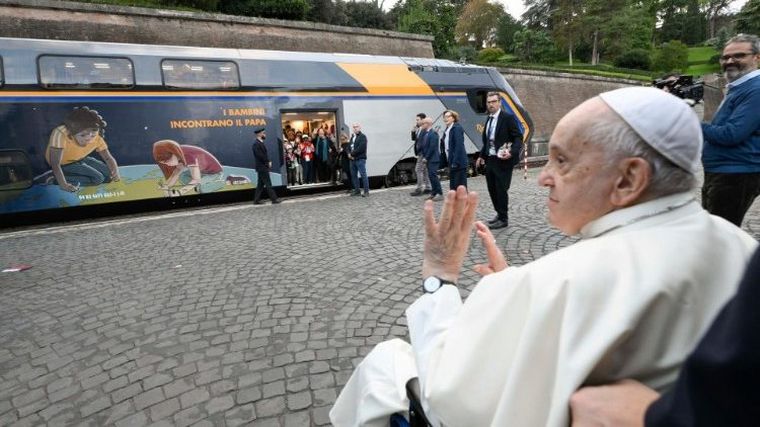 El Papa extraña viajar en transporte público para estar en medio de la gente