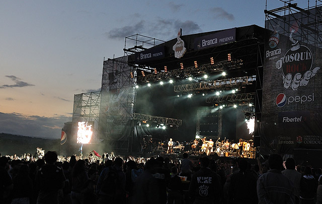 Cae la tarde y Calle 13 va terminando su set