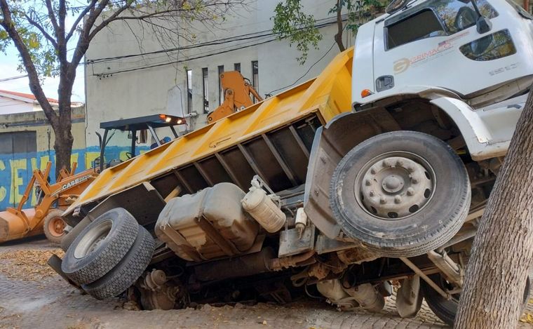 Camión quedó atrapado en pozo Rosario norte: