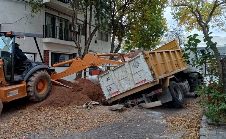 Camión quedó atrapado en pozo Rosario norte: