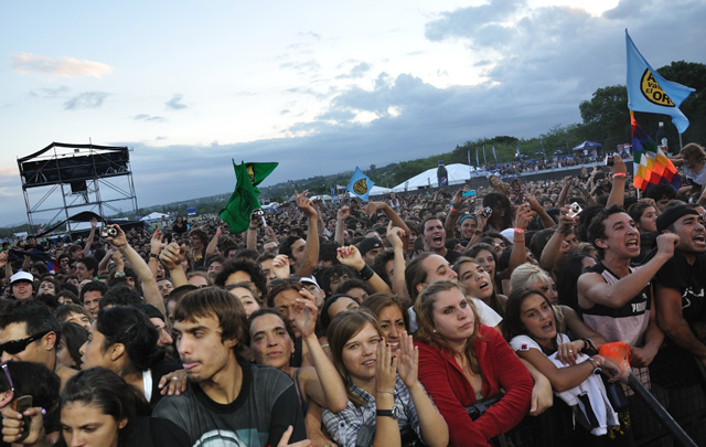 El público se entregó a los ritmos latinos de Calle 13