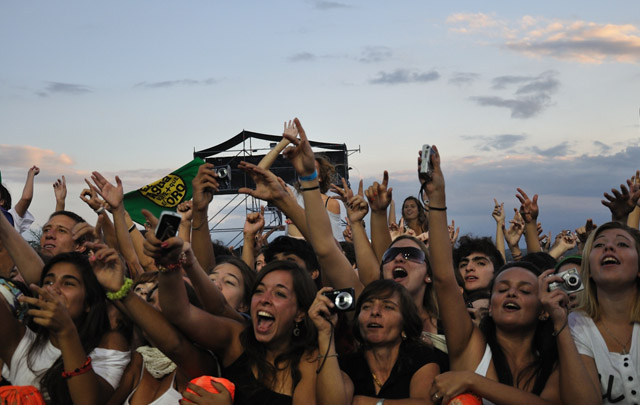 Las chicas ocuparon la primera fila para ver a su ídolo