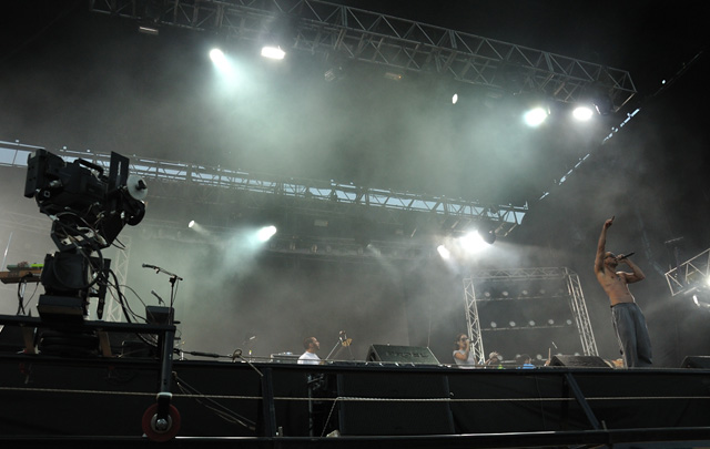 Residente arenga a su público