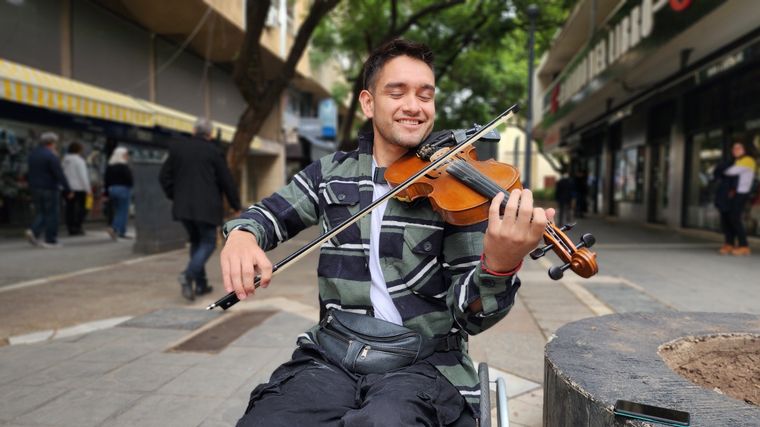 FOTO: Gabriel Figueroa toca en la esquina de Rivera Indarte y Deán Funes (Foto: Canqui Smit