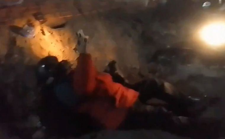 El momento en el que un motociclista se estrella contra la obra en construcción.