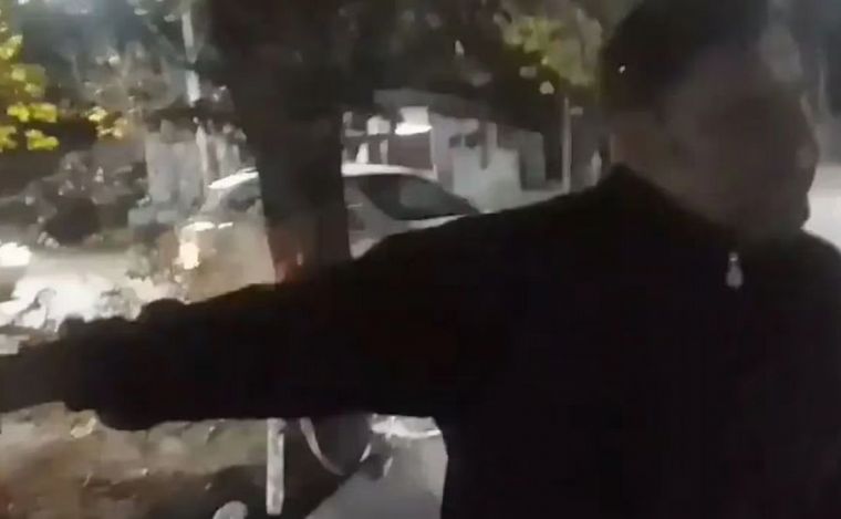 Un hombre pedía por mejor señalización y una moto chocó detrás suyo.