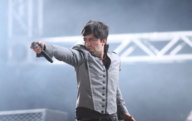 El cantante se refirió al uso de bengalas en los recitales.