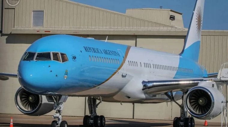 FOTO: Milei viajó a bordo del nuevo avión presidencia ARG 01, un Boeing 757-256.