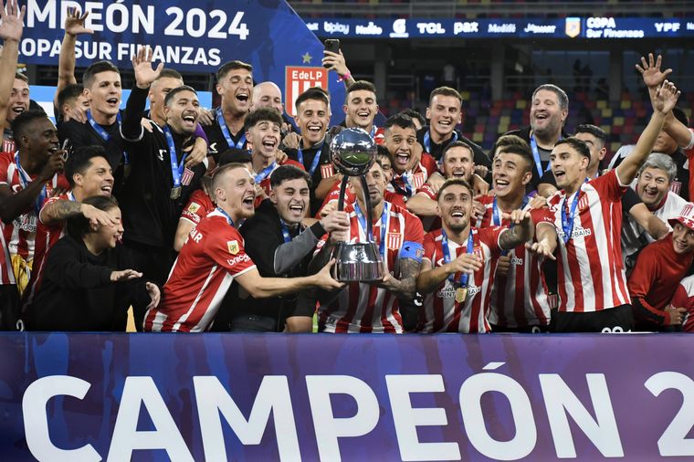 FOTO: Estudiantes se consagró campeón de la Copa de la Liga. 