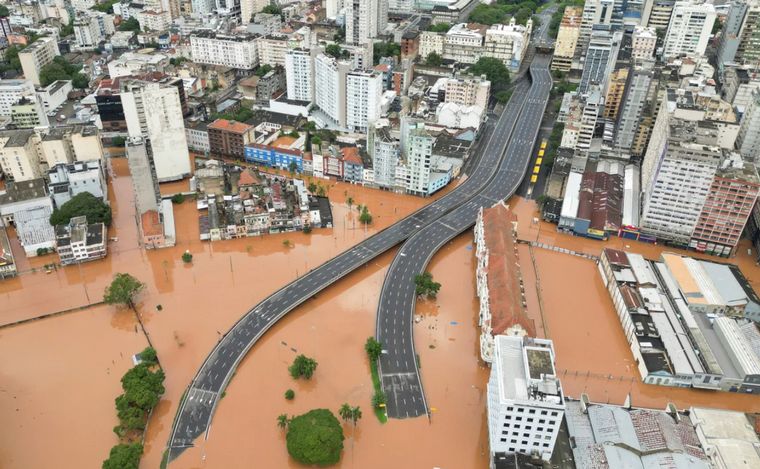 FOTO: Imagen desde un dron del centro inundado de Porto Alegre (foto: REUTERS/Renan Mattos)
