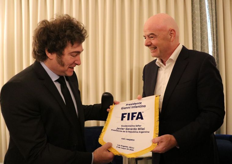 FOTO: El presidente de la FIFA, Gianni Infantino, se reunió con Javier Milei