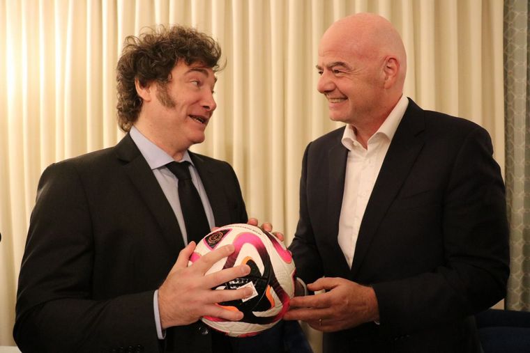 El presidente de la FIFA, Gianni Infantino, se reunió con Javier Milei