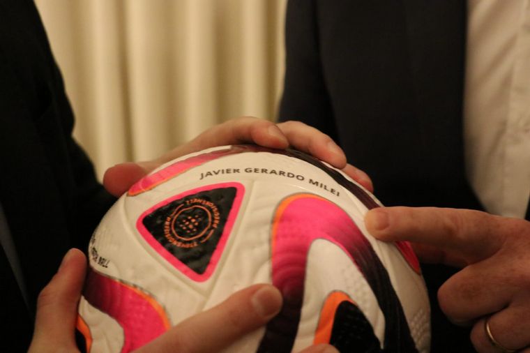 El presidente de la FIFA, Gianni Infantino, se reunió con Javier Milei