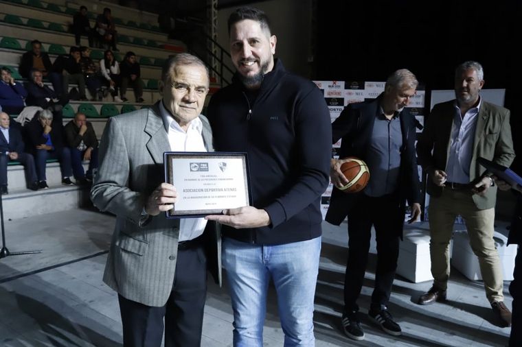 Atenas cumplió el sueño: inauguró el nuevo estadio en Barrio General Bustos