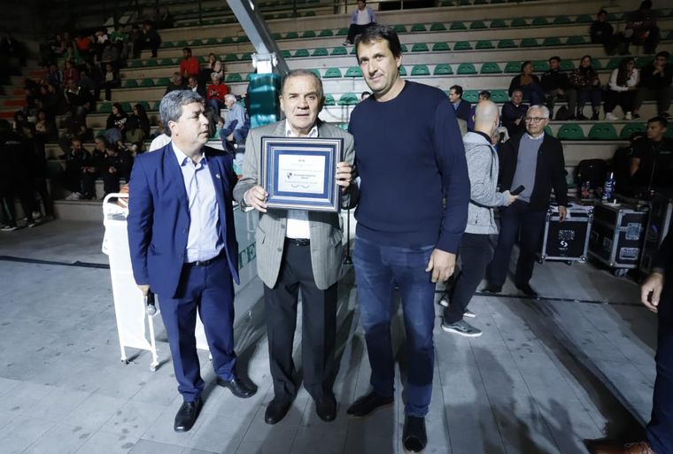 Atenas cumplió el sueño: inauguró el nuevo estadio en Barrio General Bustos