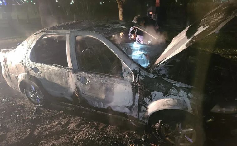 FOTO: Así quedó el taxi que fue incendiado por un ladrón en Río Cuarto. (Foto: Policía)