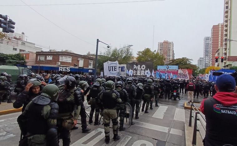 FOTO: Marchas en Buenos Aires: aplican el protocolo antipiquete. (Orlando Morales/Cadena 3)
