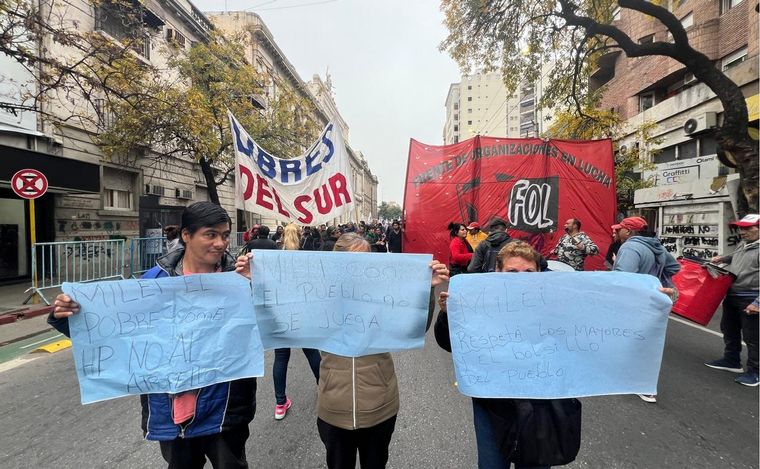 Organizaciones sociales marcharon en Córdoba. (Foto Daniel Cáceres/Cadena 3)