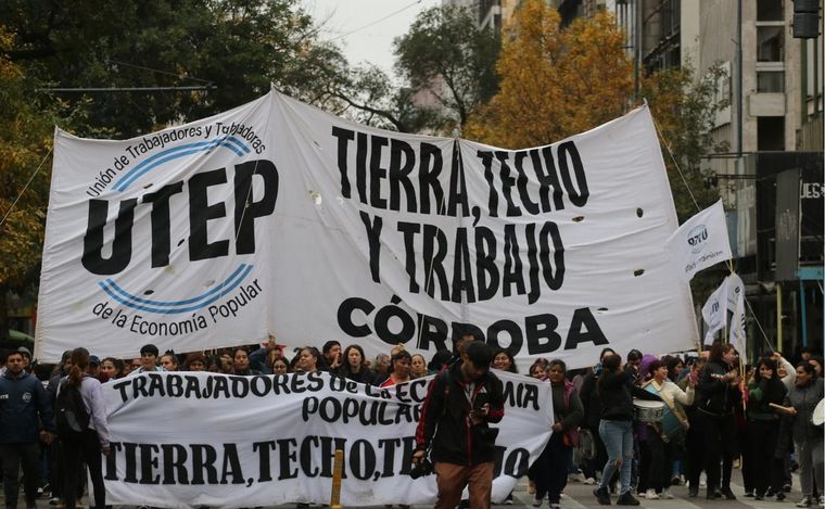 FOTO: Organizaciones sociales marcharon en Córdoba. (Foto Daniel Cáceres/Cadena 3)