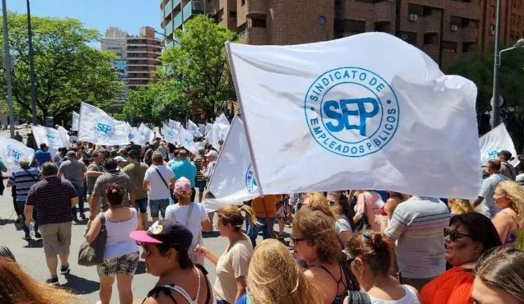 Los profesionales de la salud adhieren al paro nacional anunciado por la CGT.