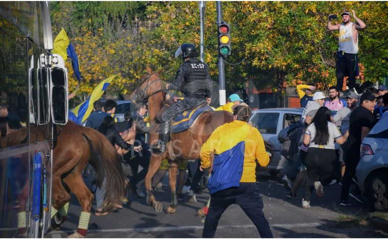 FOTO: Batalla campal en las cercanías del Gigante de Arroyito antes del partido