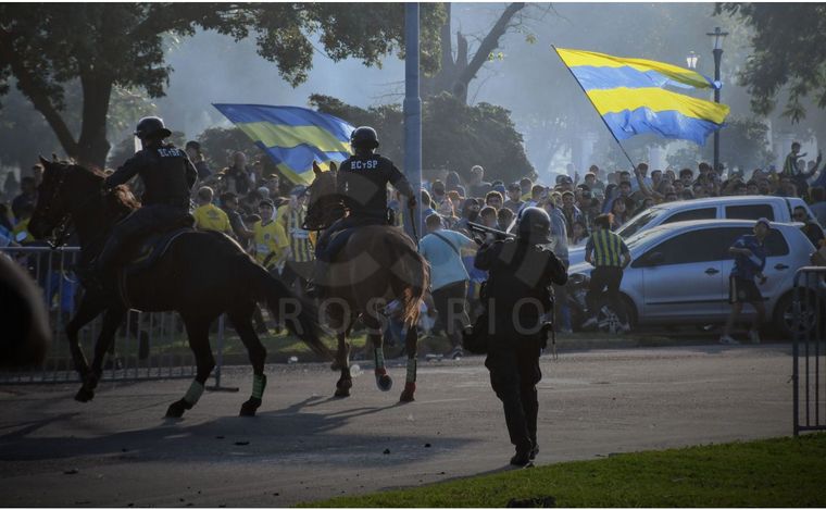 Balas, humo y caos en las cercanías del Gigante de Arroyito antes del partido.