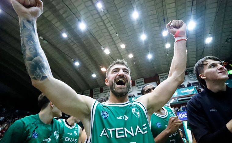 FOTO: Atenas sigue vivo. Le ganó a Salta Basket en un Cerutti lleno. (Prensa Atenas).