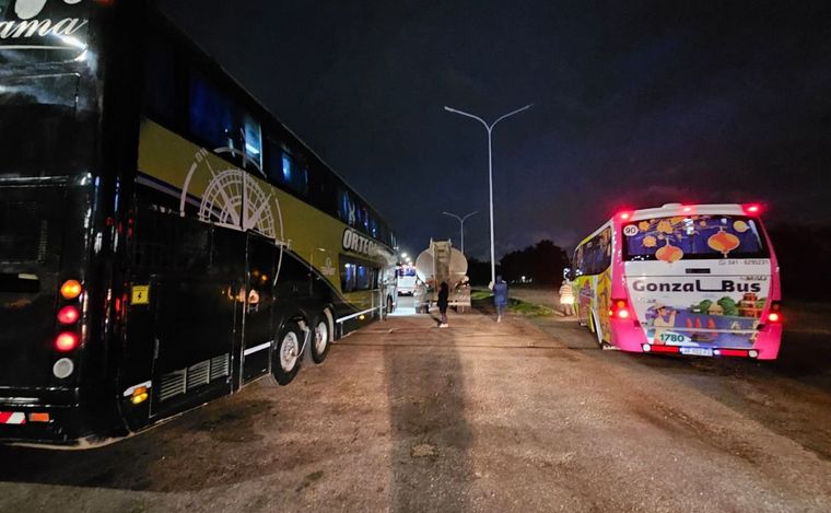 Unos 12 colectivos viajan a Santa Fe, donde se hará sentir el reclamo docente.