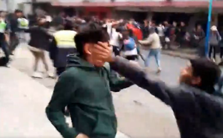 FOTO: Brutal batalla campal entre chicos de dos escuelas en pleno centro de Tucumán.