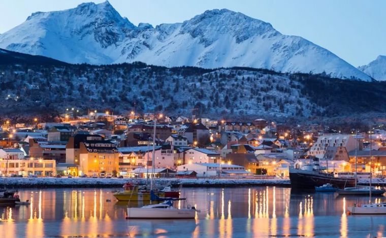 FOTO: Ushuaia, uno de los lugares elegidos por los turistas cuando visitan el sur. (Adobe)