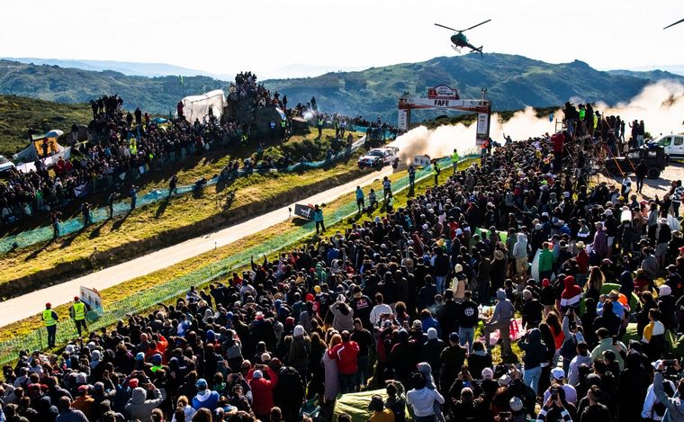 Rovanperä y el Toyota Yaris GR Rally1 en el salto de Fafe en 2024