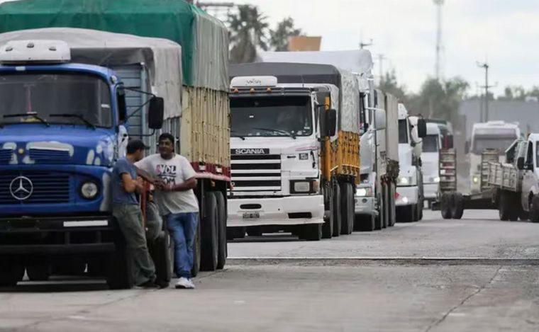 FOTO: Rutas repletas de camiones que viajan a los puertos del Gran Rosario.